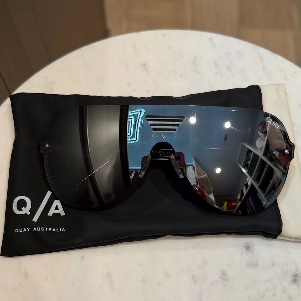 Quay Australia SHOWTIME Sunglasses - Black Frame, Silver Mirror Lens